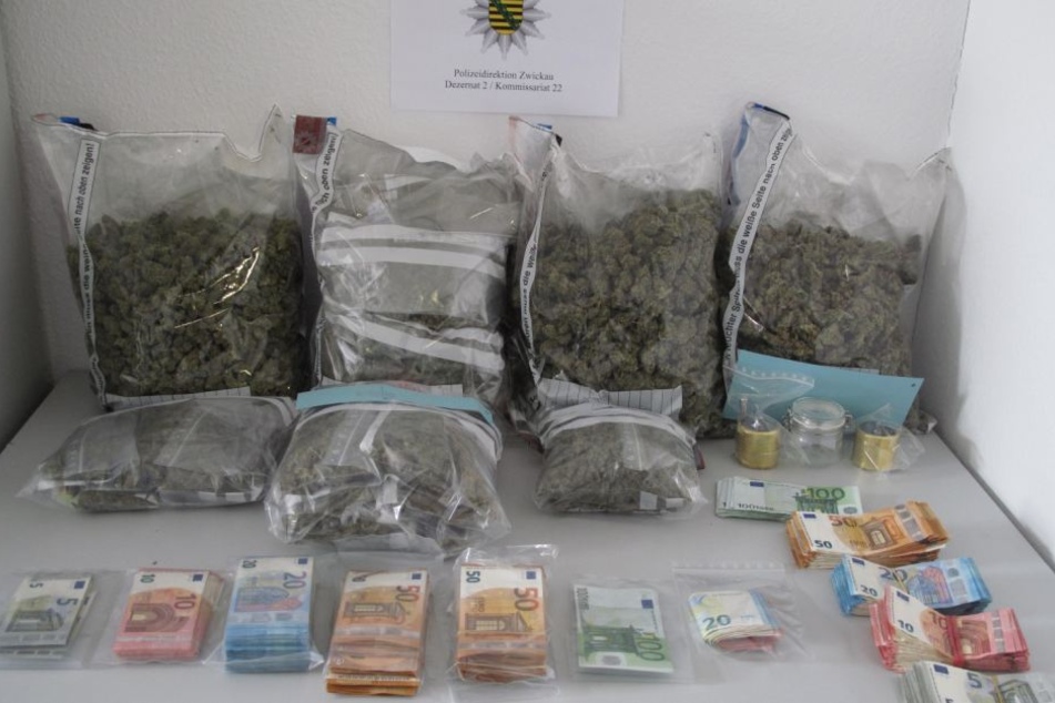 Bei Wohnungsdurchsuchungen stellte die Polizei kiloweise Drogen sicher.