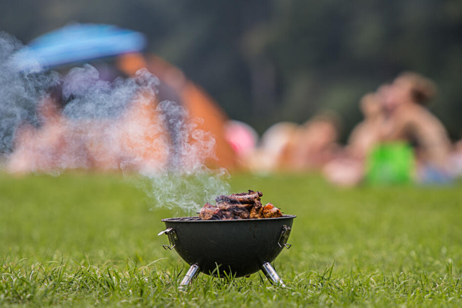 Auch beim Grillen ist bei den hohen Temperaturen absolute Vorsicht geboten (Symbolbild).