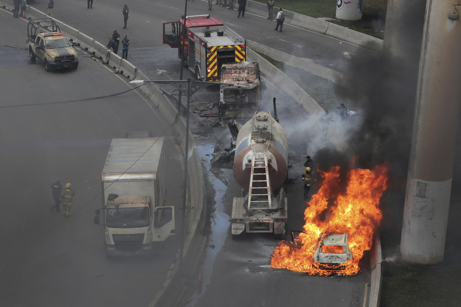 Auch umliegende Fahrzeuge gingen nach der Explosion in Flammen auf.