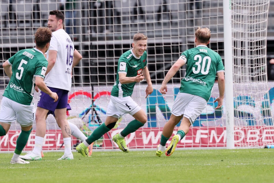 Die Gastgeber gingen in der 27. Minute in Führung: Torschütze Sebastian Müller (2.v.r.) dreht zum Jubel ab.