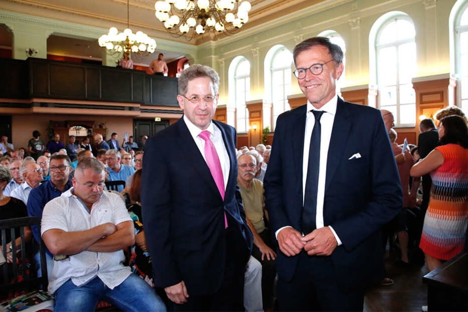 Hans-Georg Maaßen (56) Donnerstagabend zusammen mit Landtagspräsident Matthias Rößler (64, beide CDU) im "Goldenen Anker" in Radebeul.