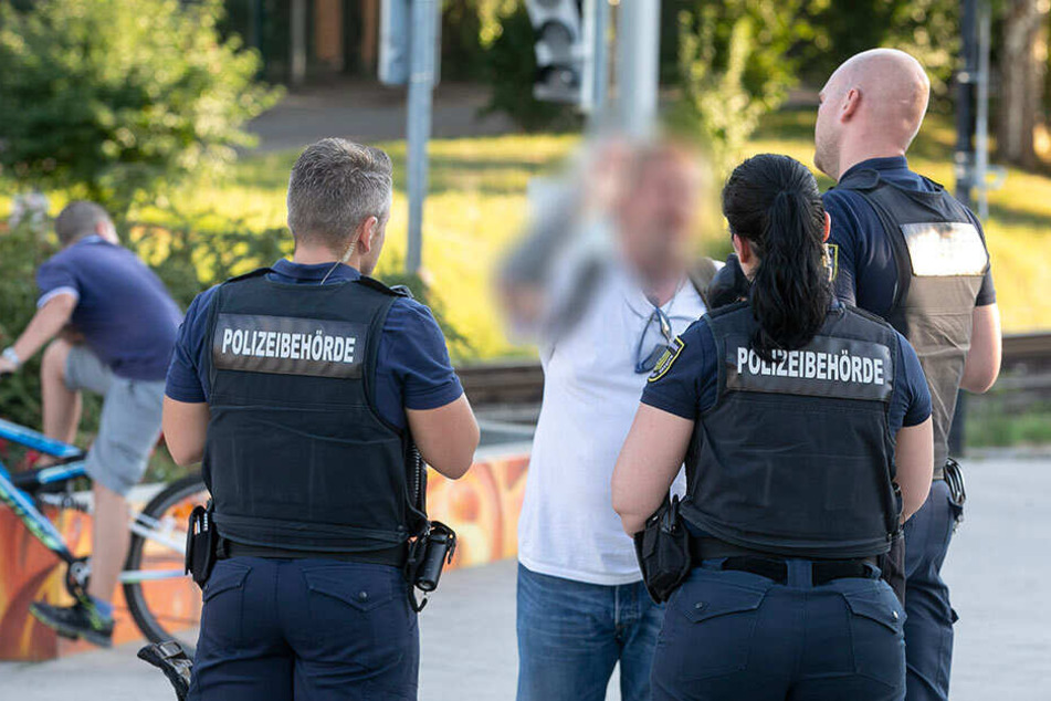 Dienstgruppenleiter Horn (32, r.) und seine Kollegen mahnen einen pöbelnden Mann zu Zurückhaltung.