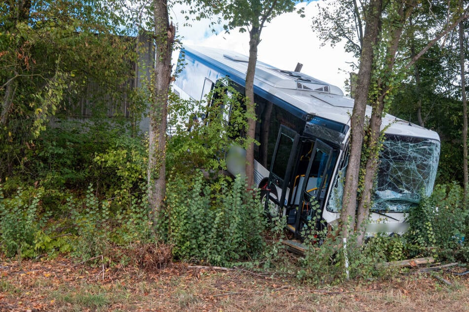 Reisebus kracht durch Schutzwand: Mehrere Verletzte auf A93