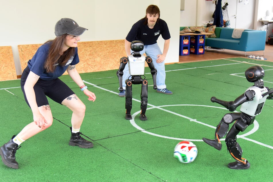 Bis 2050 soll ein Team aus humanoiden Robotern gegen den amtierenden menschlichen Fußballweltmeister antreten und gewinnen.