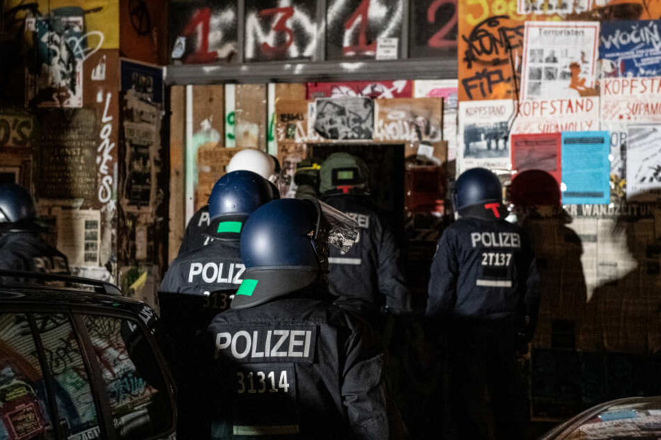 Polizeibeamte gehen bei einer Razzia in der Rigaer Straße in Berlin-Friedrichshain in ein Haus. (Archivbild)