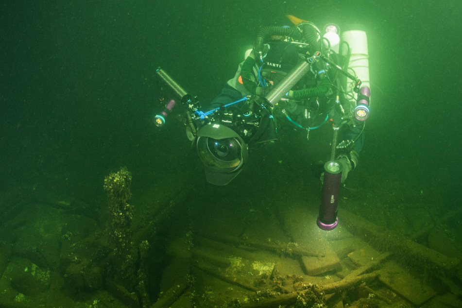 Polnische Taucher entdecken ein Wrack voller Sekt und Selters in der Ostsee.