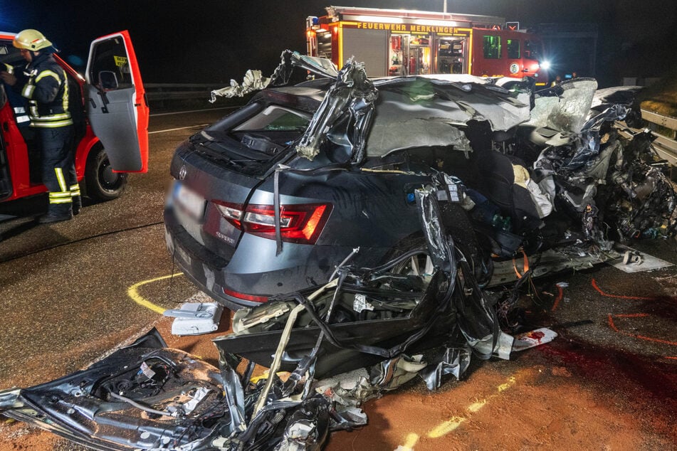 Unfall A8: Auto kracht auf A8 frontal gegen Laster: Beifahrer (†19) stirbt, zwei teils schwer Verletzte