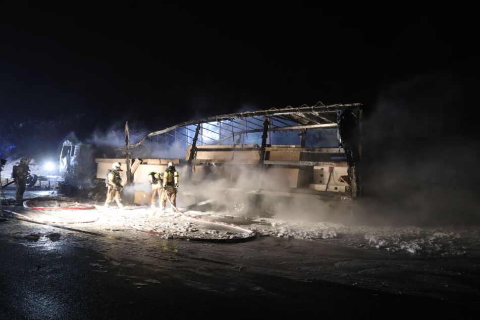 Der Lkw geriet auf einer Unterführung in Brand.