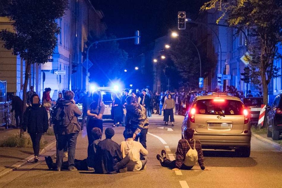 Als die Polizei eintraf, setzten sich die Partyteilnehmer demonstrativ auf die Straße