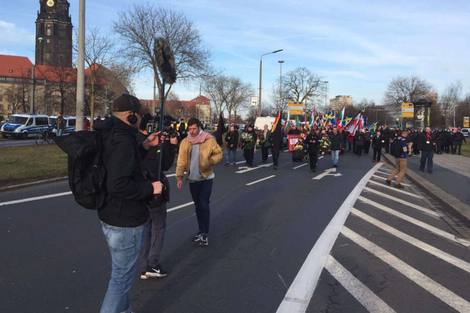 Thilo Mischke (in der gelben Jacke) und sein Kamerateam schauen sich das ganze Szenario aus nächster Nähe an.