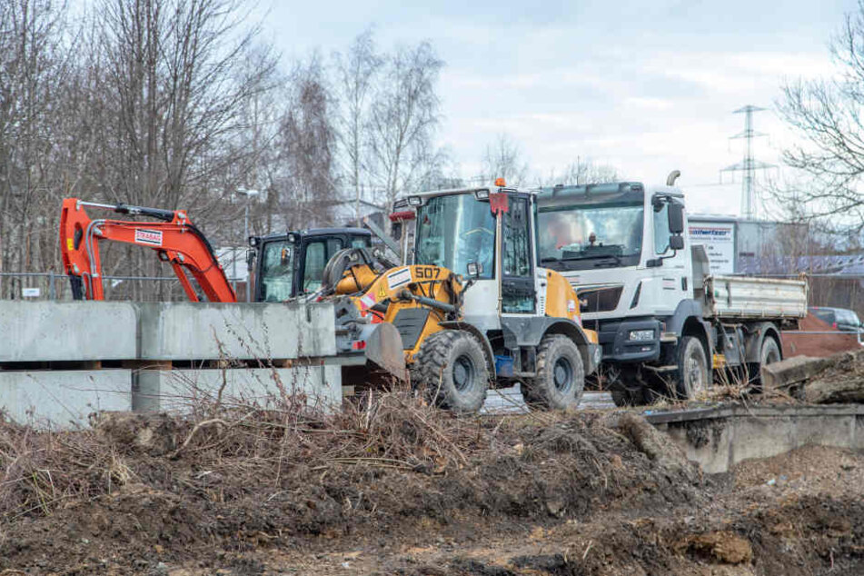 Die Bauarbeiten zur Verbreiterung der Bahntrasse haben begonnen.