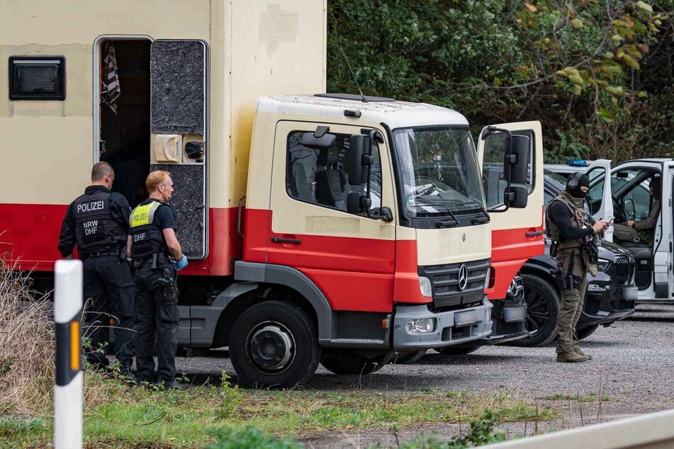 Sabotage-Serie an Umspannwerken: Polizei stürmt Fahrzeug - Verdächtiger zu Fuß unterwegs?