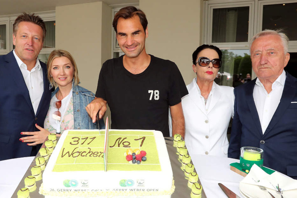 Roger Federer (Mitte) wurde am Montagnachmittag von Turnierdirektor Ralf Weber (links) und seiner Ehefrau Irina (2. v.l.) sowie von Turnierinitiator Gerhard Weber und seiner Ehefrau Charlotte Weber-Dresselhaus begrüßt. 