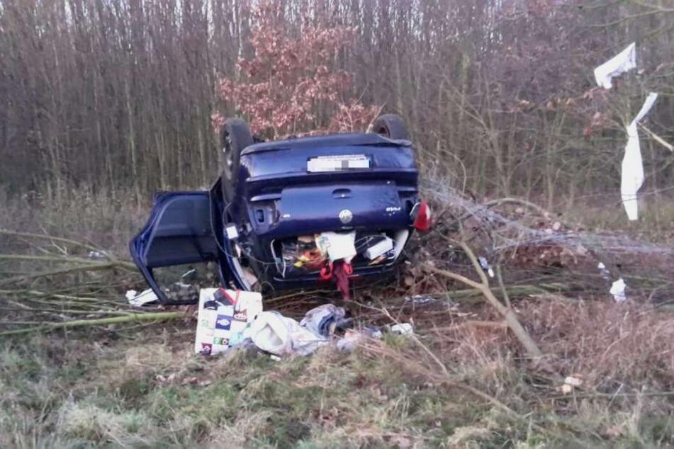 Ein Autofahrer ist am Samstagnachmittag von der A2 abgekommen und hat sich mehrmals überschlagen.