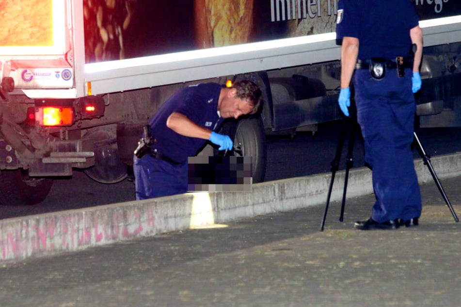 Polizisten sichern Spuren an einem Lkw in Berlin-Pankow.