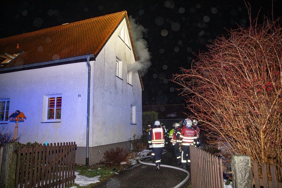 Insgesamt rückten 64 Feuerwehrleute mit 10 Fahrzeugen aus, um das Feuer zu löschen.