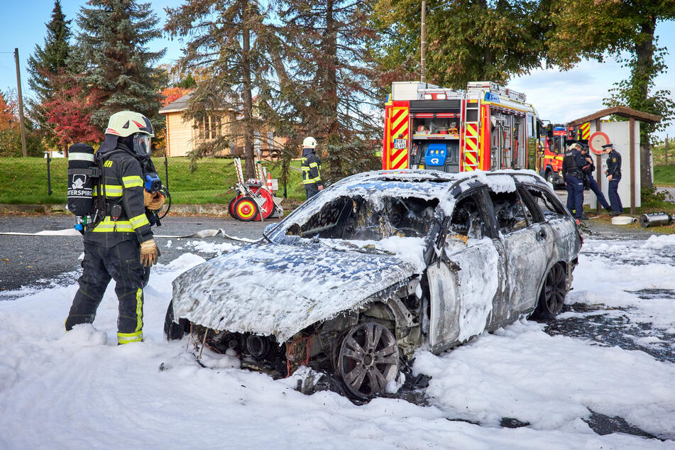 Keine Chance für die Feuerwehrleute! Der Mercedes brannte komplett aus. Es entstand ein Totalschaden.