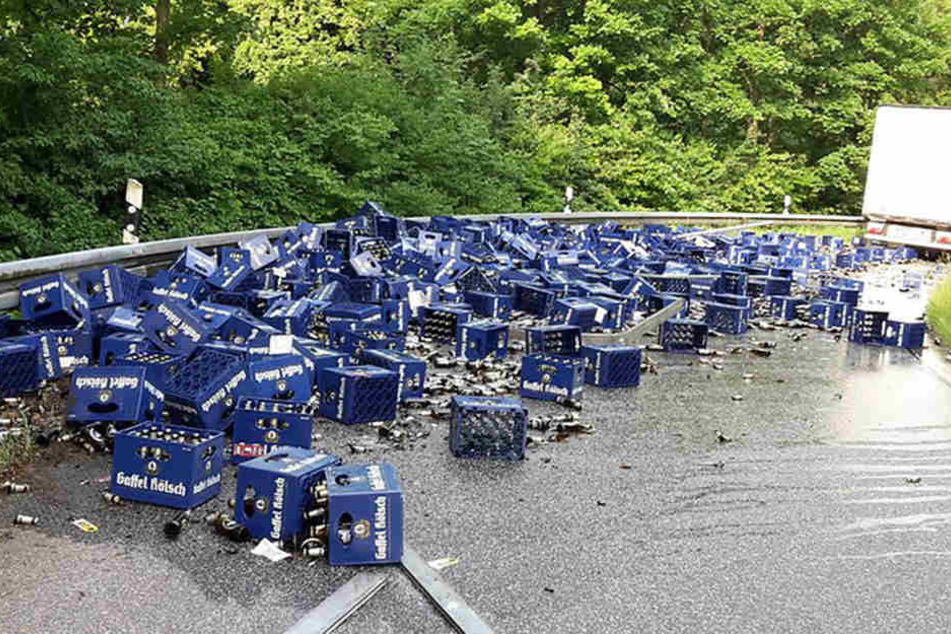 Die Paletten durchschlugen die Plane und fielen auf die Straße.