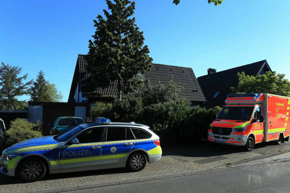 Der Garten soll umgegraben werden. (Einsatzkräfte bei einer früheren Durchsuchung des Hauses).