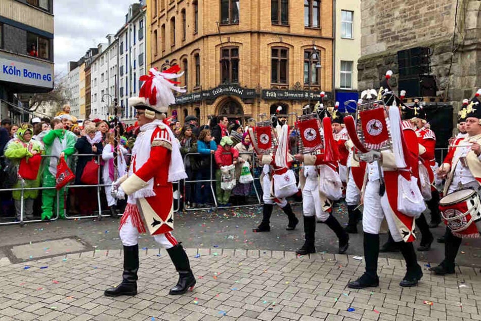 Die roten Funken marschieren durch Köln.