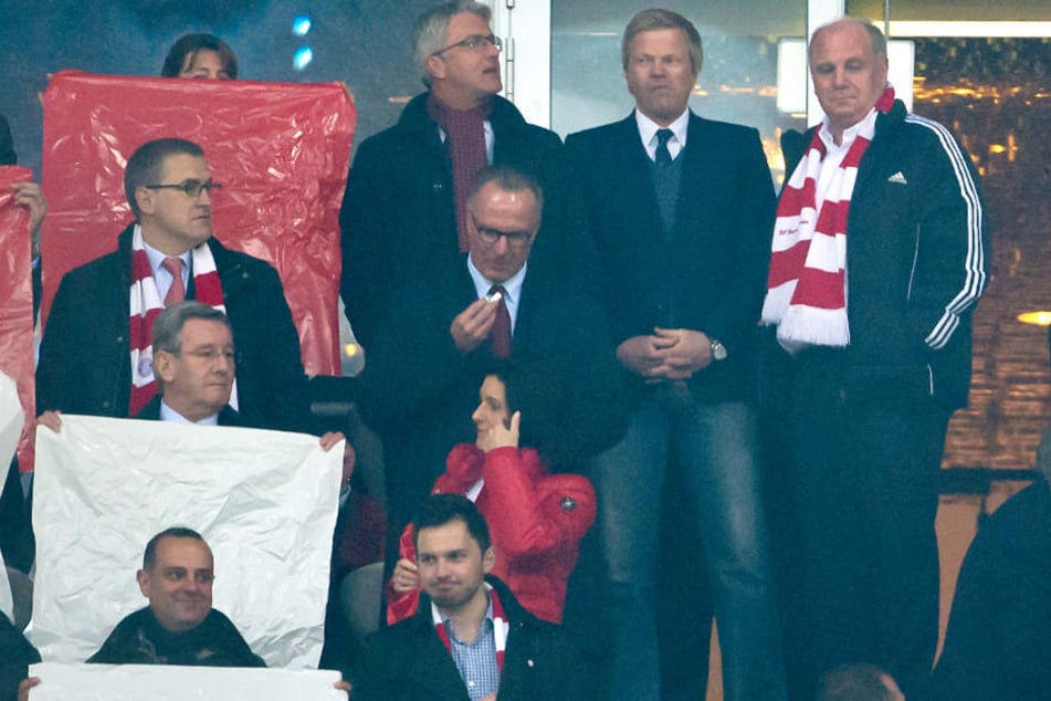 Oliver Kahn (2.v.r.) scheint offenbar ein ernsthafter Kandidat für den FC Bayern zu sein. (Archivbild)