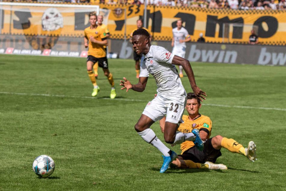 Jannis Nikolaou (r.) erwischt im Spiel gegen St. Pauli (3:3) Christian Conteh von hinten. Schiri Benjamin Cortus zieht Gelb, wird vom VAR aber überstimmt: Rot!