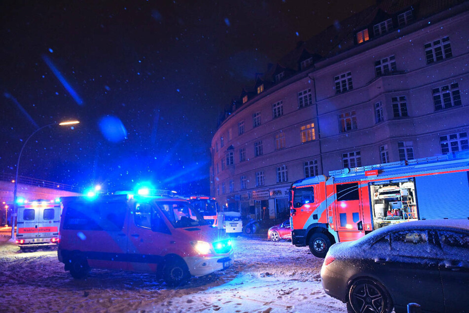 In der Nacht zu Dienstag wurde die Berliner Feuerwehr zu einem Wohnungsbrand in Berlin-Schöneberg gerufen.