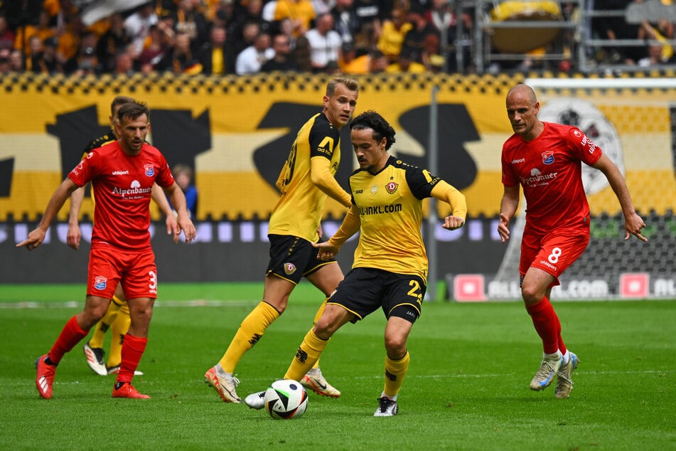 Mika Baur (M.) spielte in Deutschland bislang nur in der 2. und 3. Liga.