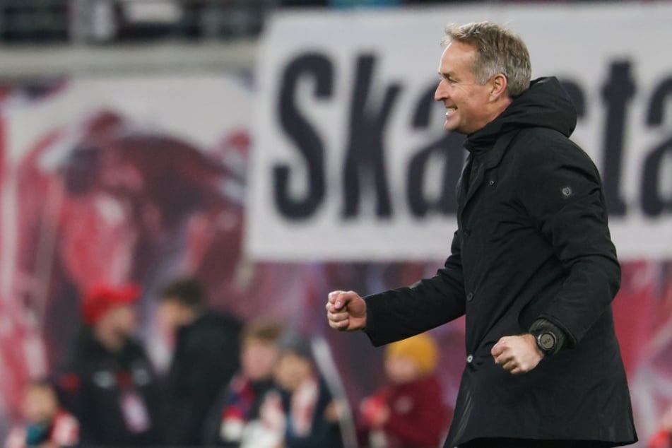 Bayer-Leverkusen-Trainer Kasper Hjulmand (53) sieht im DFB-Pokal den kürzesten Weg zu einem Titelgewinn für die Werkself.