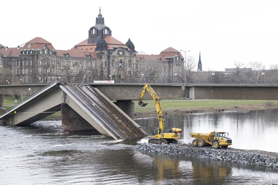 Die ganze Carolabrücke muss weg: Neben Zug C (Vordergrund) sollen danach auch die Züge A und B abgerissen werden.