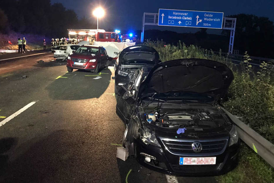 Auch spät am Abend laufen die Aufräumarbeiten noch.