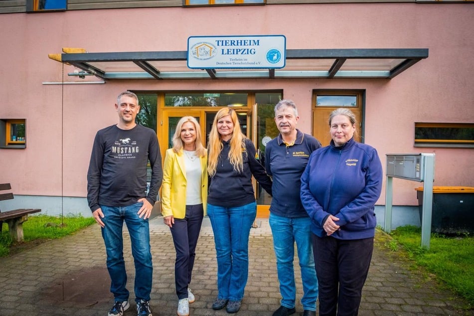 V.l.n.r.: Ehrenamtlicher Gassigeher Andreas Mechnich, Uta Bresan, Conny Böttger, Michael Sperlich, Hundetrainerin und Sachverständige im Hundewesen Ines Neuhof.
