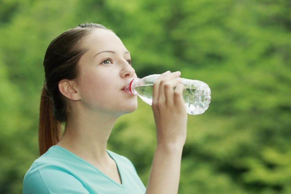 Eine Frau trinkt Wasser.