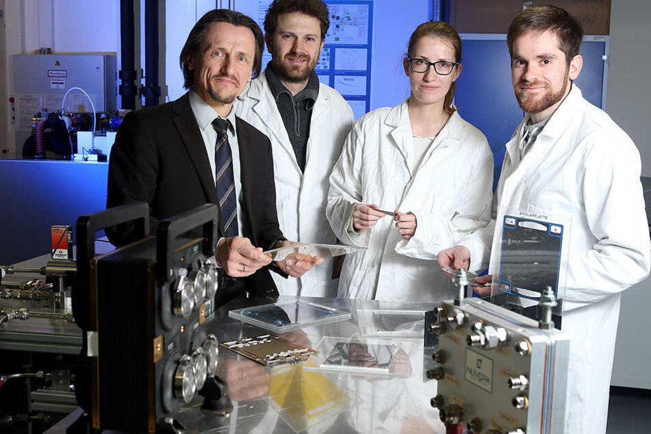 Professor Thomas von Unwerth (l.) in seine Labor an der TU Chemnitz.