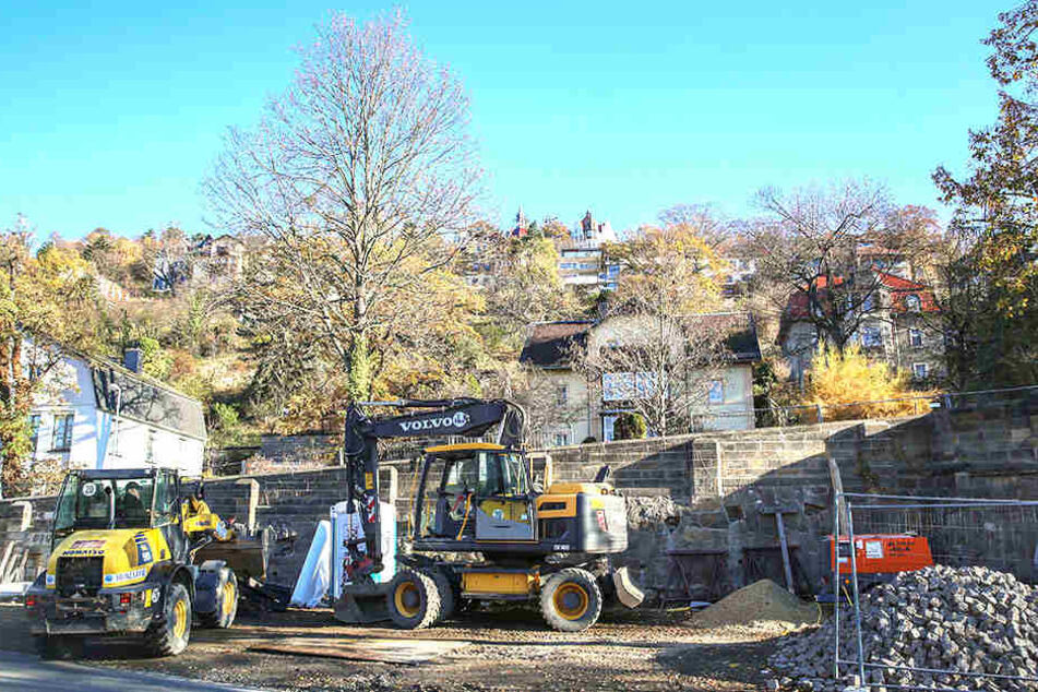 Verfugen, schön machen, fertig! Auf der Baustelle Calberlastraße fehlt nur noch der Asphalt.