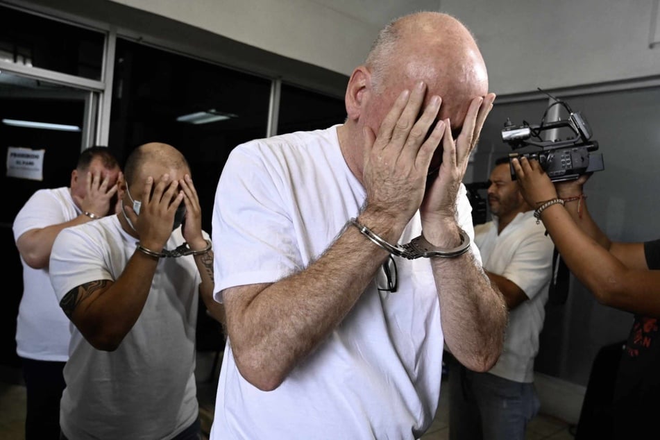 Ein honduranisches Gericht hat am Donnerstag alle vier beschuldigten Männer in Untersuchungshaft genommen. Ihnen wird Menschenhandel auf den touristischen Bay Islands in der Karibik vorgeworfen.
