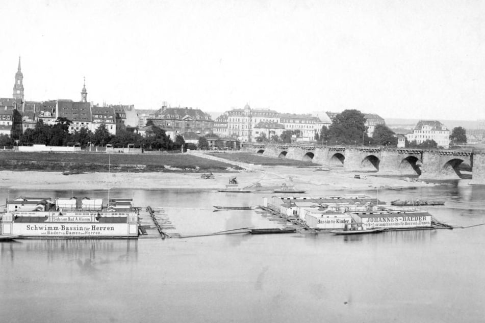 Gleich zwei Bäder gab's um die Jahrhundertwende unterhalb der Augustusbrücke am Neustädter Ufer: Das Sidonien-Bad (links) sowie die Johannes-Bäder, auch mit "Bassin für Kinder."