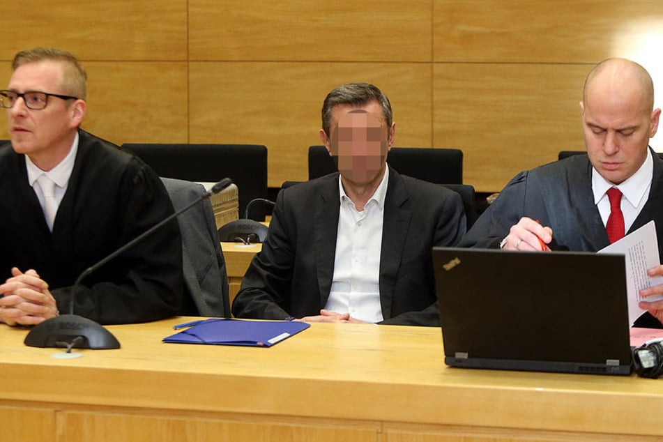 Seine Anwälte stehen dem Tatverdächtigen zur Seite. Der Prozess findet im Landgericht Bielefeld statt.