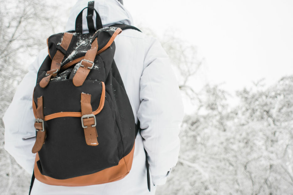 Das Täter-Trio raubte den Rucksack des jungen Mannes, indem sich Sportausrüstung befand. (Symbolbild)