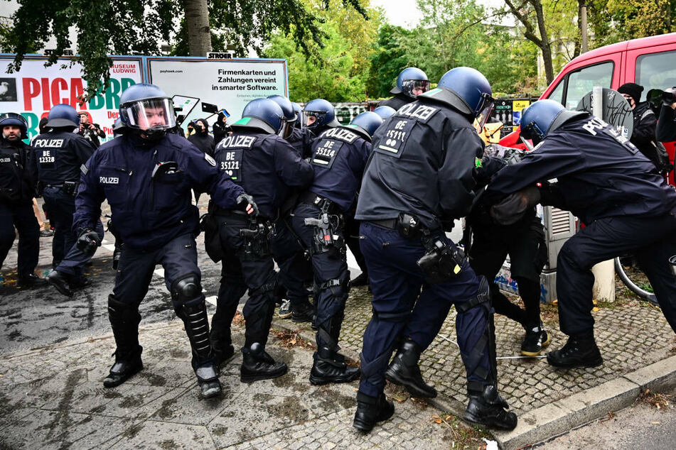 Während der Räumung des Wagencamps sind im Zeitraum vom 14. bis 16. Oktober rund 3500 Polizeibeamte aus acht Bundesländern "rund um die Uhr im Wechsel" im Einsatz gewesen.