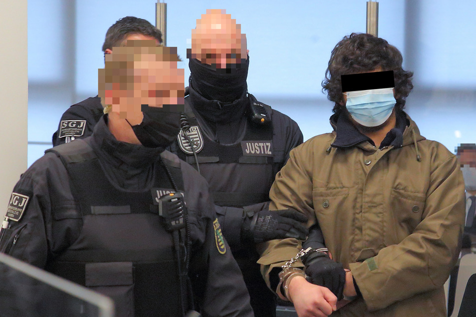 Der Angeklagte Abdullah A. H. H. (21) wird von Polizisten in den Gerichtssaal geführt.