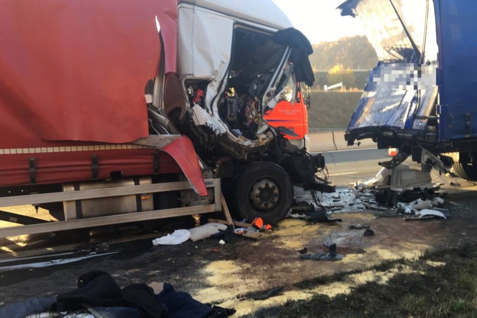Der Fahrer wurde in seinem Führerhaus eingeklemmt.
