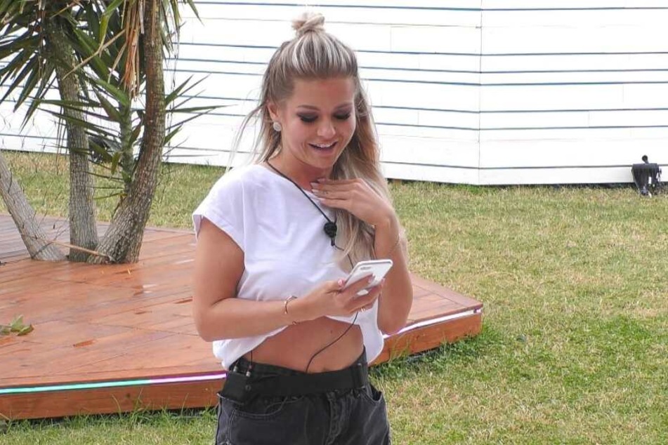 Julia aus Halle (Saale) freute sich über die drei neuen Männer auf "Love Island". Doch Samira, der sie die Augen geöffnet hatte, könnte ihr den Dreamboy wegschnappen.