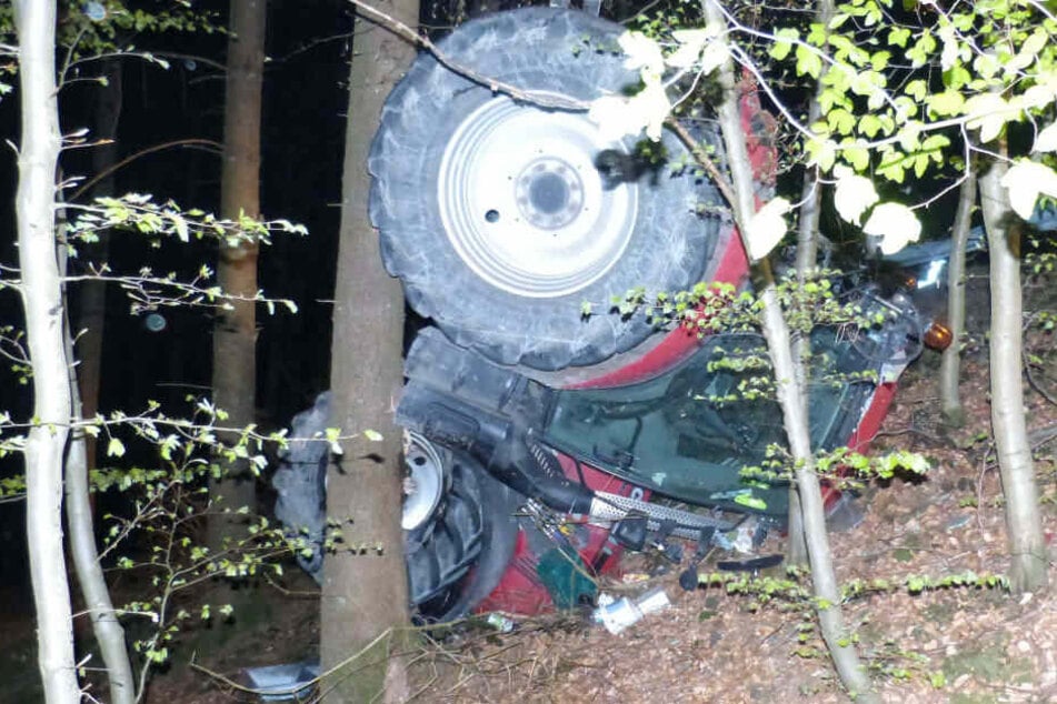 In einer abschüssigen Kurve hatte der Fahrer die Kontrolle über den Traktor verloren.