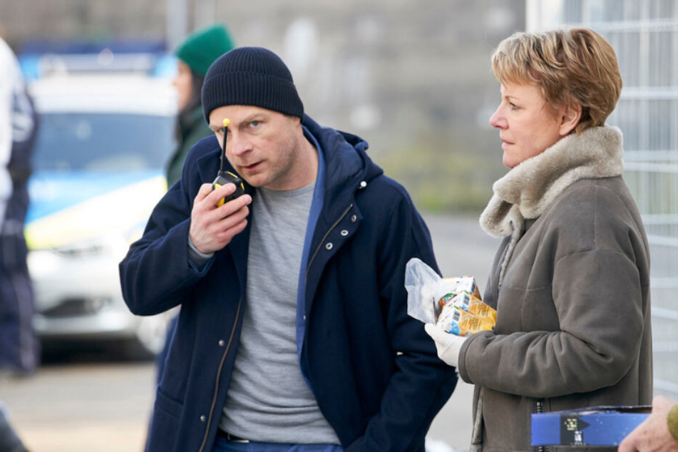 Kommissar Simmel (Hinnerk Schönemann, l.), Marie Brand (Mariele Millowitsch, M.) und der Verkäufer des Spielwarenladens (Heinrich Cuipers, r.) versuchen die jungen Zeugen mit Walkie-Talkies und Kakao zu ködern.