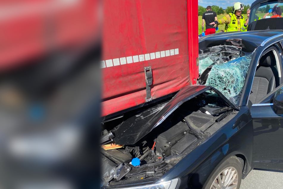 Unfall A14: Heftiger Unfall auf A14: Audi rauscht unter Lkw, Fahrer hat enormes Glück