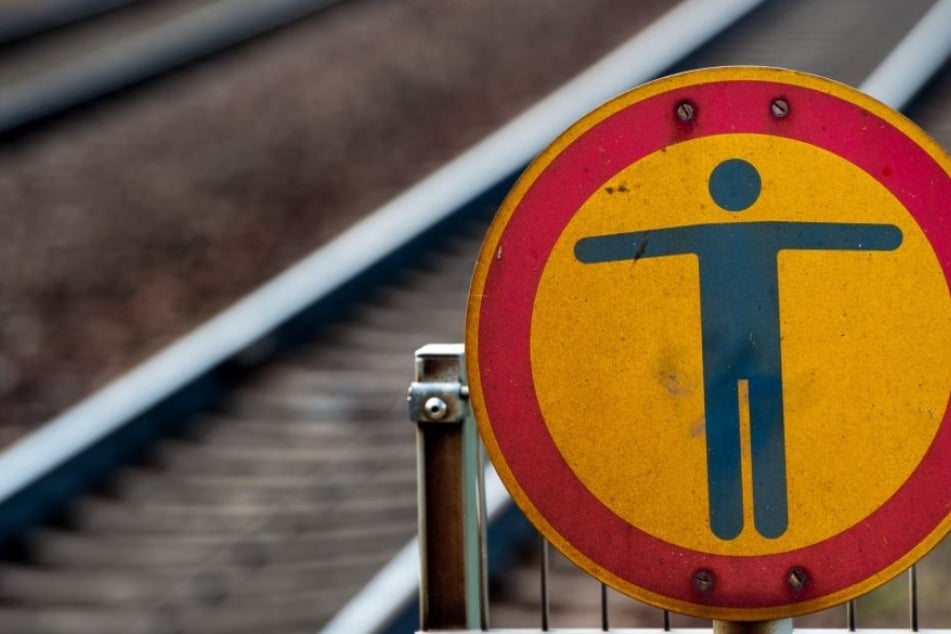 Am Dienstagmorgen wanderte ein Mann ganz unbeirrt auf einem Bahngleis in Schirgiswalde. (Symbolbild)