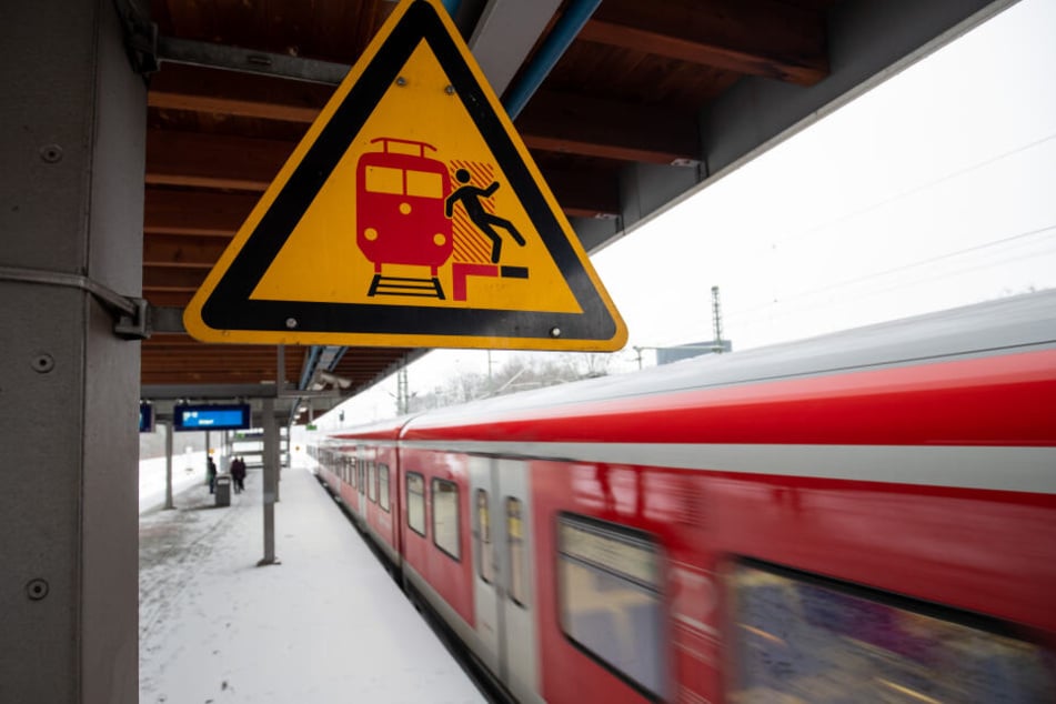 Ein Schild warnt am Bahnsteig am S-Bahnhof Frankenstadion vor der Gefahr, auf das Gleis zu fallen. (Archivbild)