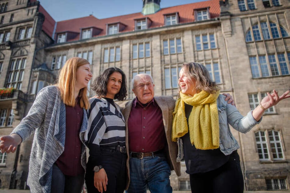 Julia Palarz (24, v.l.) vom Netzwerk für Kultur und Jugendarbeit, Studentin Zeran Osman (29), der frühere Schauspieldirektor Hartwig Albiro (87) sowie Maria Kreußlein (32) vom Mikroprojekt "Fahrradkino" gehören zum Präsentationsteam.