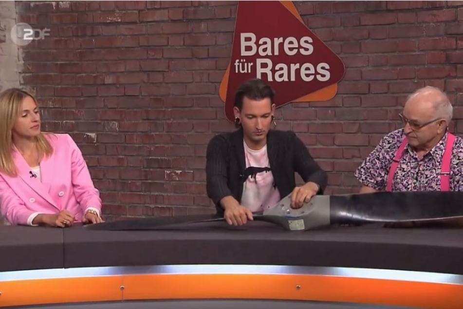 Händler Fabian Kahl schaut sich das schwere Ding an, eine Verwendung dafür hat er aber nicht, schließlich mag er nur antike Dinge.